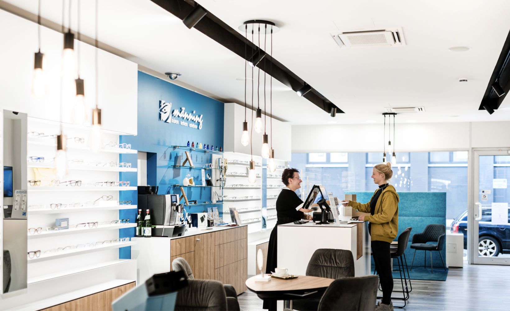Innenansicht des Männing Fachgeschäfts in Wuppertal mit Brillenpräsentation und Beratung am Empfangstresen.