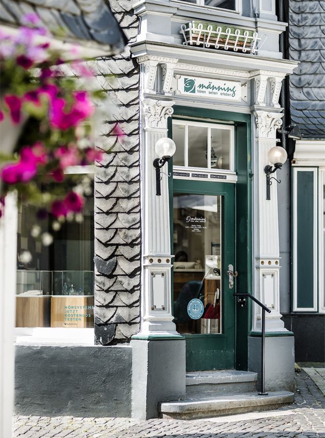 Außenansicht des Männing Fachgeschäfts in Wülfrath mit historischem Eingangsbereich und Schaufenster.